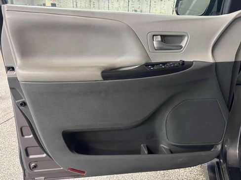 Used 2018 Toyota Sienna LE w/ Carpet Mat Package FWD image 15