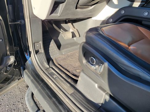 Used 2023 Land Rover Defender 130 X-Dynamic SE image 25