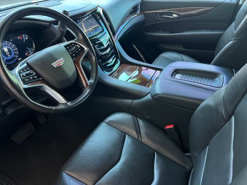 Used 2020 Cadillac Escalade Luxury AWD/4WD image 10