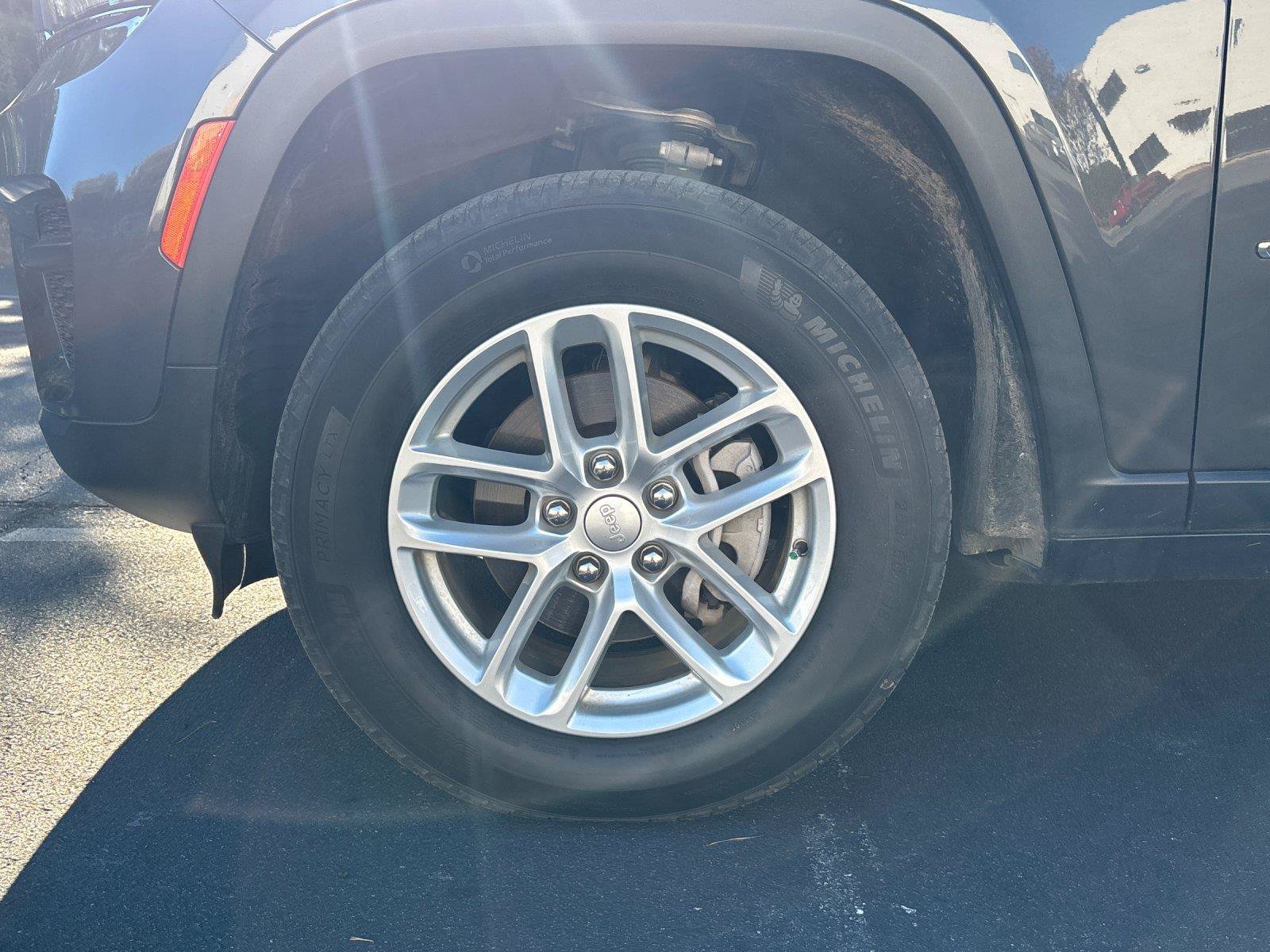 Used 2023 Jeep Grand Cherokee Laredo RWD image 9