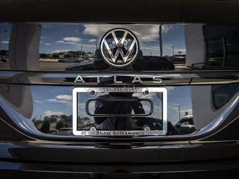 Certified 2023 Volkswagen Atlas Cross Sport SEL R-Line AWD/4WD image 15