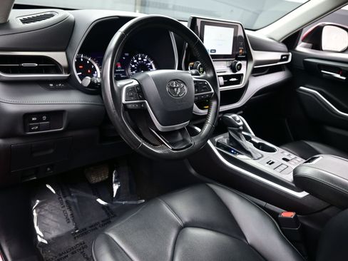 Used 2023 Toyota Highlander XLE image 13