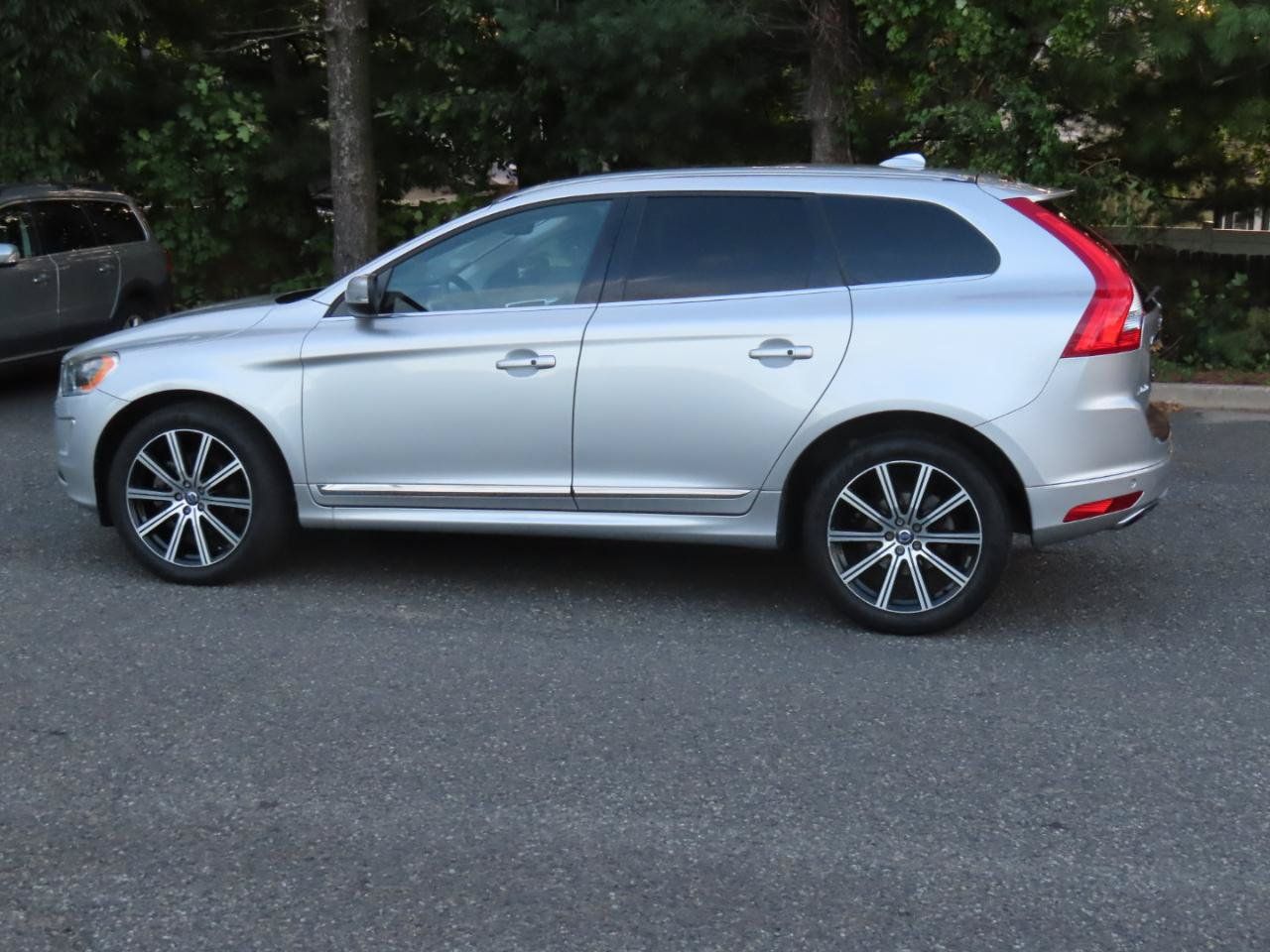 Used 2017 Volvo XC60 T6 Inscription w/ Climate Package AWD/4WD image 3
