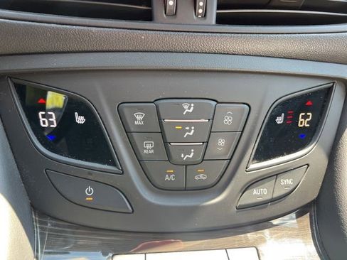 Used 2019 Buick Envision Essence FWD image 21
