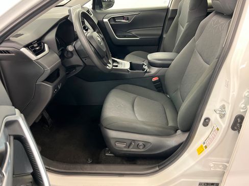 Used 2025 Toyota RAV4 XLE AWD/4WD image 17
