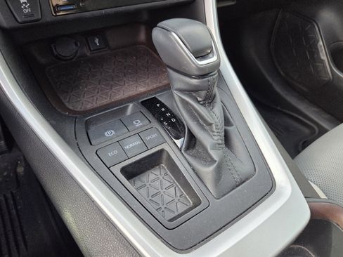 Used 2022 Toyota RAV4 Limited image 10