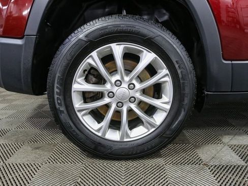 Used 2019 Jeep Cherokee Latitude w/ Cold Weather Group image 16