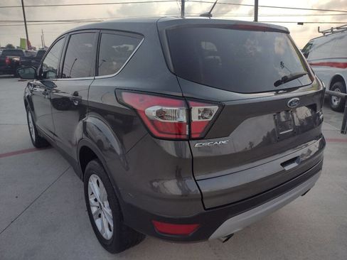 Used 2017 Ford Escape SE image 5