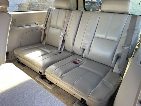 Used 2010 GMC Yukon XL SLT w/ SLT-2 Equipment Package AWD/4WD image 6
