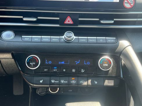 Certified 2025 Hyundai Elantra Limited FWD image 32