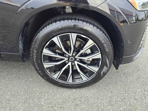 Used 2025 Volvo XC60 B5 Plus image 9