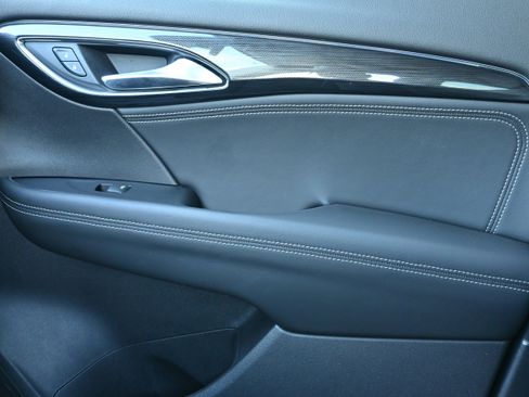 Used 2023 Buick Envision Essence w/ Sport Touring Package image 29