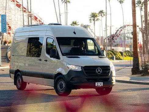 Used 2021 Mercedes-Benz Sprinter 2500 image 2