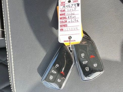 Used 2025 Volkswagen Atlas SE image 48