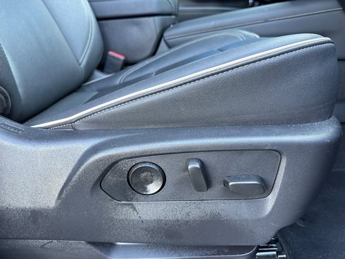 Used 2025 Chevrolet Suburban Premier image 23