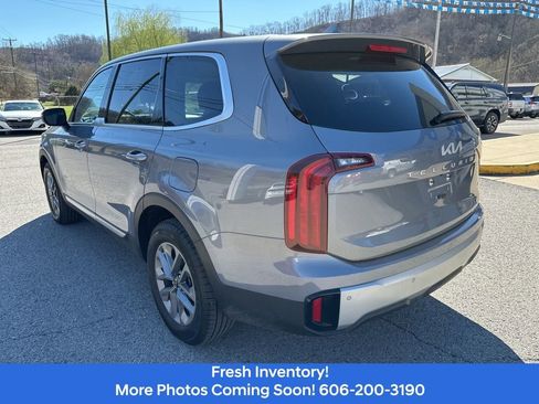 Used 2023 Kia Telluride LX AWD/4WD image 3