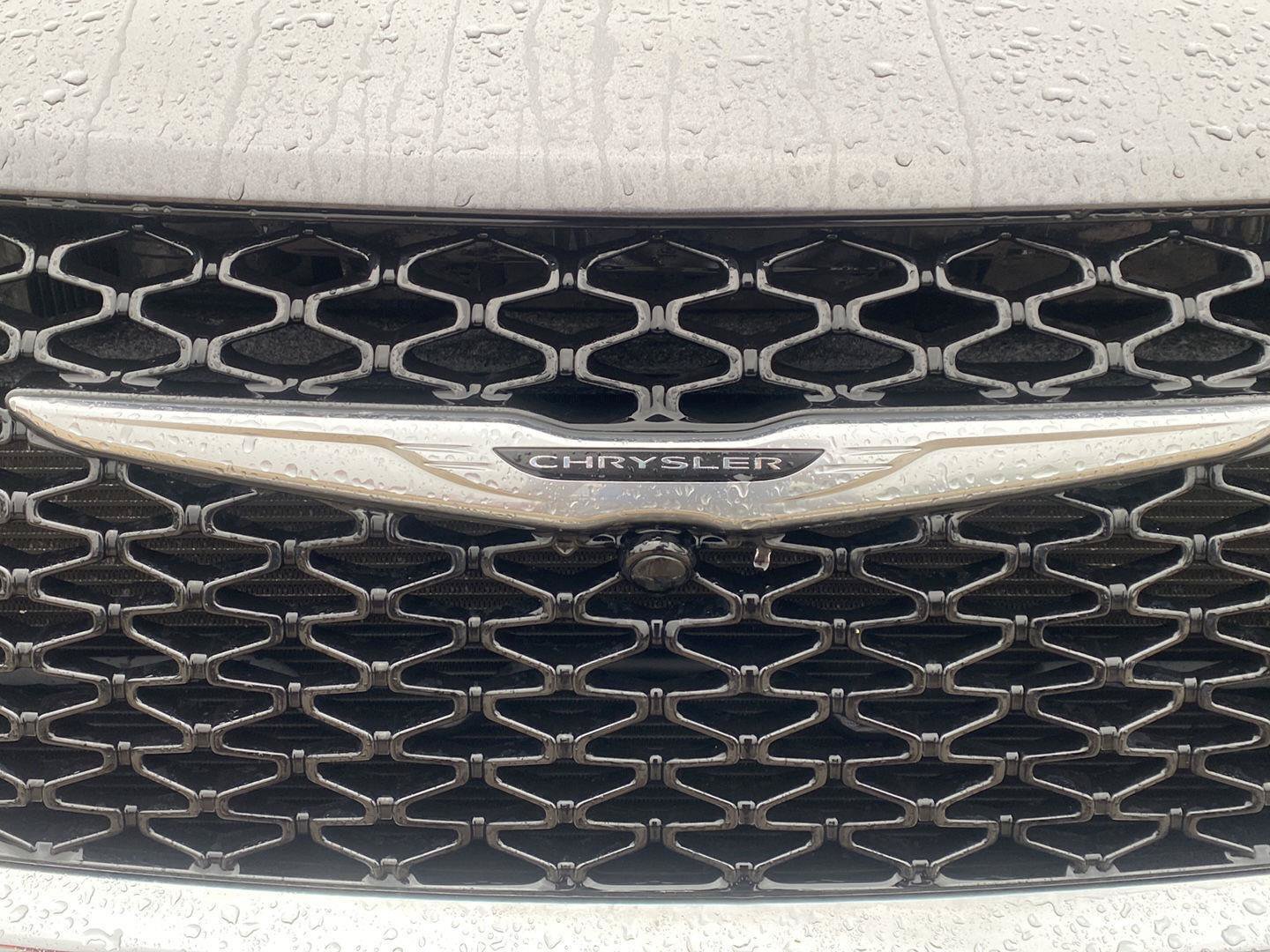 Used 2023 Chrysler Pacifica Touring-L FWD image 9