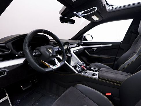 Used 2021 Lamborghini Urus image 2
