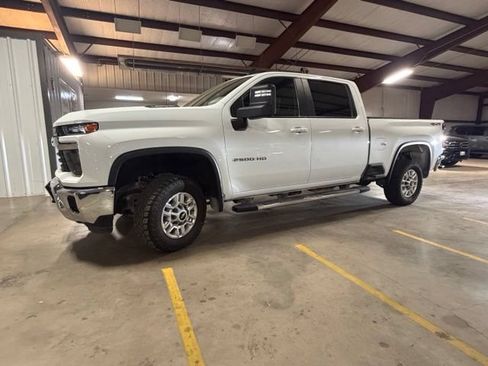 Used 2025 Chevrolet Silverado 2500 LT w/ Convenience Package AWD/4WD image 4