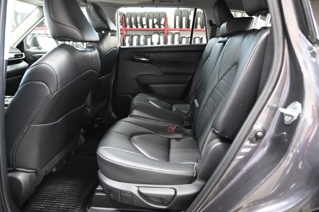 Used 2023 Toyota Highlander XLE AWD/4WD image 11