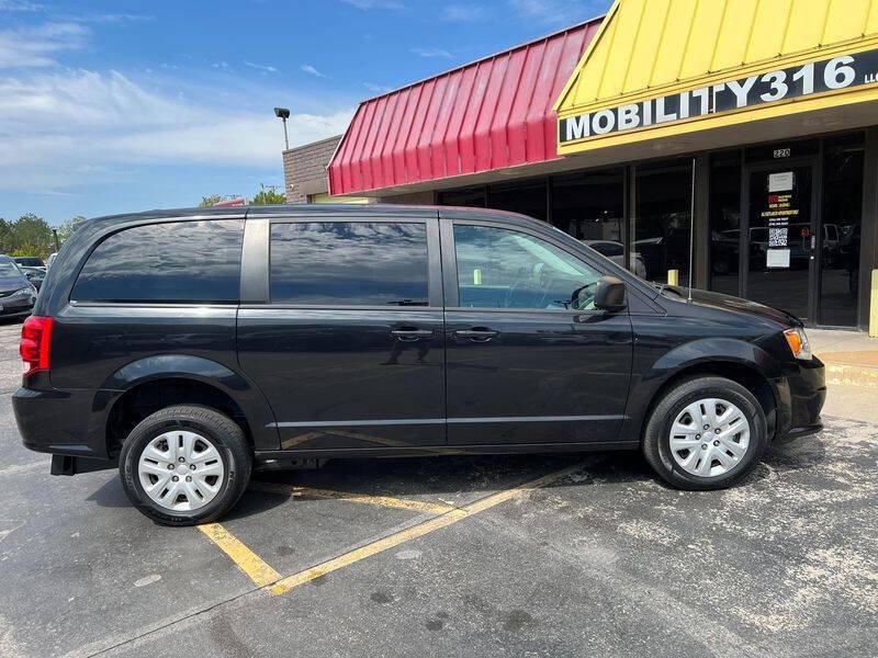 Used 2018 Dodge Grand Caravan SE w/ UConnect Hands-Free Group FWD image 4