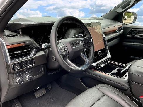 Used 2025 GMC Yukon XL Denali image 17