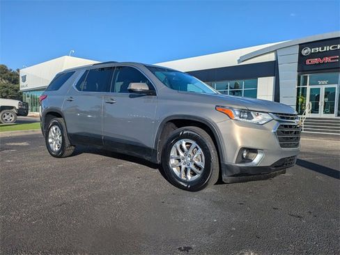 Used 2018 Chevrolet Traverse LT image 2