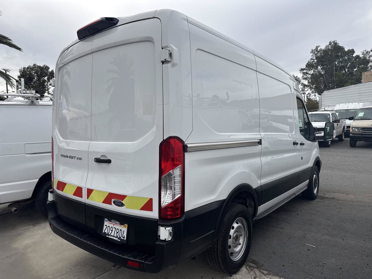 Used 2019 Ford Transit 250 130 Medium Roof RWD image 5