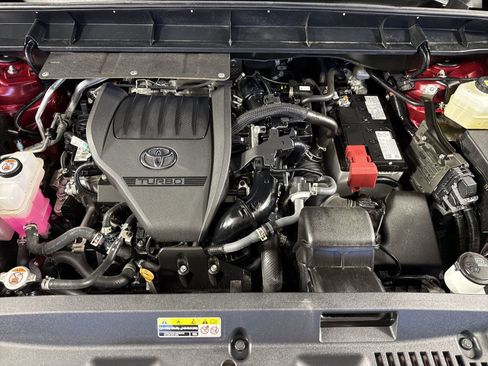 Used 2024 Toyota Highlander XLE image 29