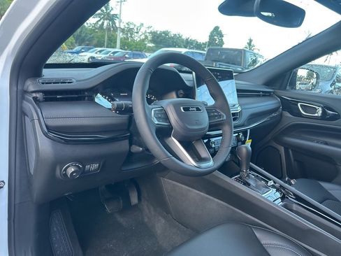 New 2025 Jeep Compass Latitude w/ Sun & Sound Group image 11