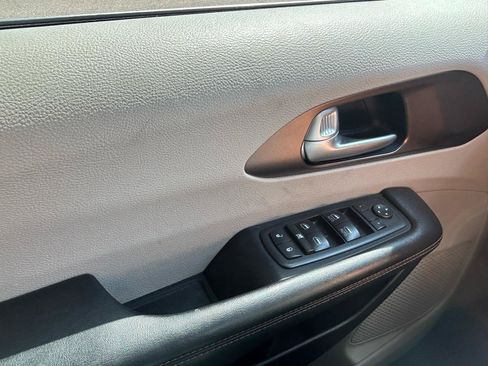 Used 2017 Chrysler Pacifica Touring-L FWD image 26