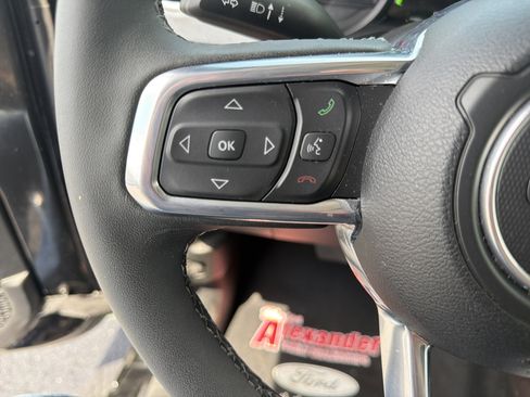 Used 2025 Jeep Wrangler Unlimited Sahara AWD/4WD image 19