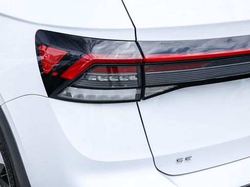 New 2025 Volkswagen Taos SE image 13