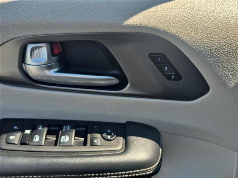 Used 2023 Chrysler Pacifica Touring-L FWD image 13