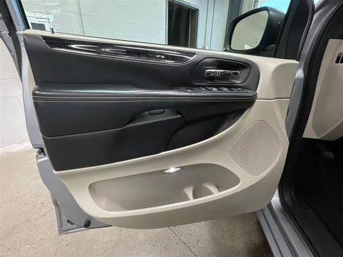 Used 2019 Dodge Grand Caravan SXT image 9