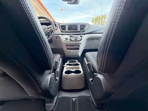 Used 2023 Chrysler Voyager LX FWD image 18