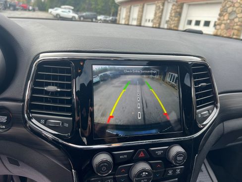 Used 2019 Jeep Grand Cherokee Altitude AWD/4WD image 16