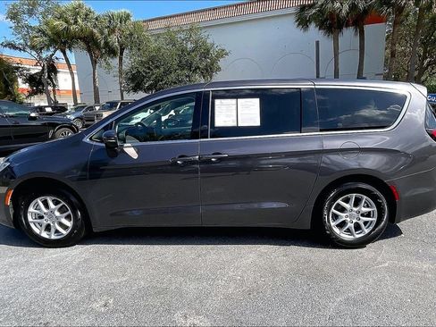 Used 2023 Chrysler Pacifica Touring-L FWD image 31