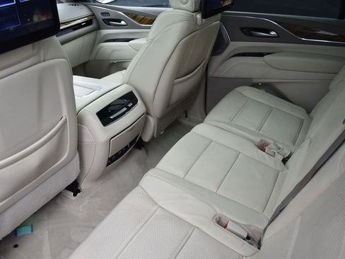 Used 2023 Cadillac Escalade ESV Premium Luxury Platinum w/ Heavy-Duty Trailer Package image 28