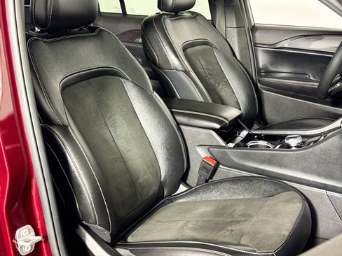 Used 2023 Jeep Grand Cherokee Altitude image 38