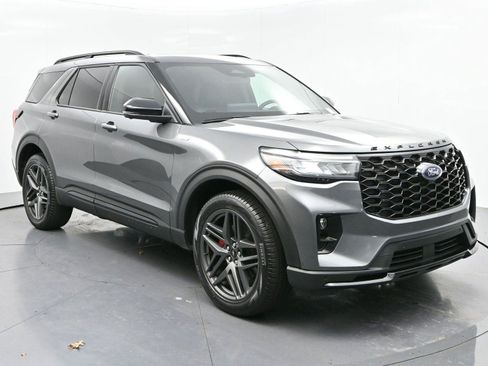 Used 2025 Ford Explorer ST-Line w/ Premium Package image 2