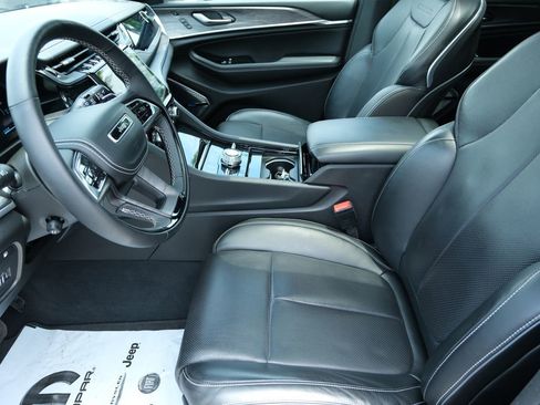Used 2023 Jeep Grand Cherokee Overland w/ Advanced Protech Group III AWD/4WD image 5