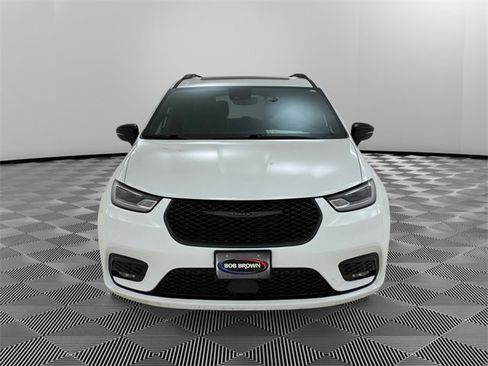 Used 2025 Chrysler Pacifica Limited image 8