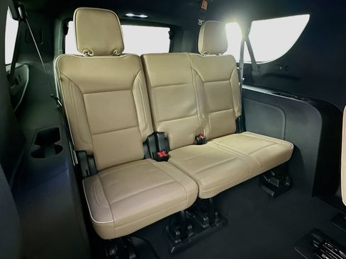 Used 2023 Chevrolet Suburban Premier w/ Advanced Technology Package AWD/4WD image 32