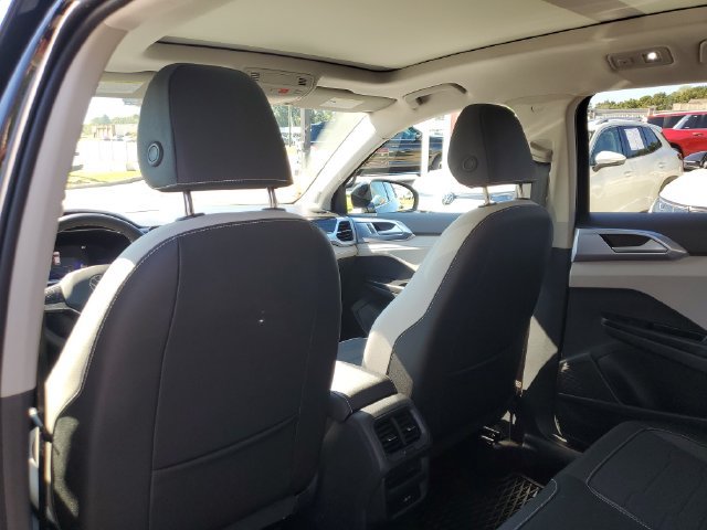 Certified 2025 Volkswagen Taos SE w/ Panoramic Sunroof Package FWD image 18