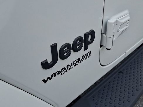 Used 2022 Jeep Wrangler Unlimited Sahara image 30