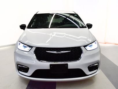 Used 2025 Chrysler Pacifica Select