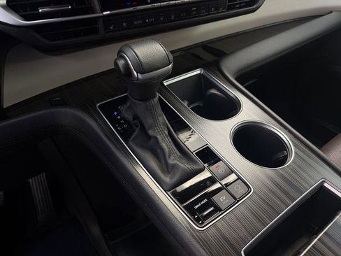 Certified 2024 Toyota Sienna Platinum FWD image 18