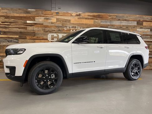 New 2025 Jeep Grand Cherokee L Altitude image 18