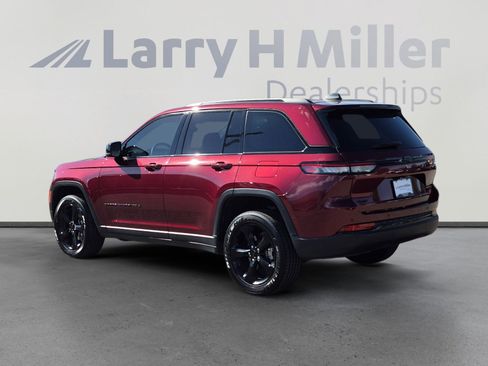Used 2023 Jeep Grand Cherokee Altitude AWD/4WD image 3